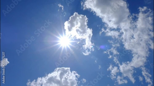 流れる雲と青空に輝く太陽
