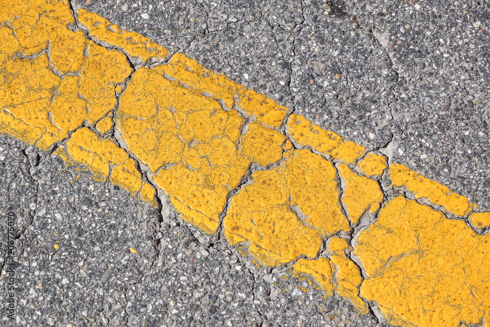 Obraz premium Asphalt road texture with yellow stripe