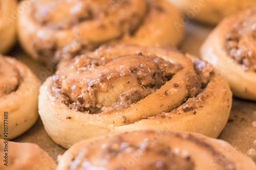 Leckere Nußschnecken mit Glasur zu Gebäck Dessert oder Frühstück. Süße Nussschnecken und Zimtschnecken. Teigwaren aus Hefeteig hausgemacht nach Rezept vom Bäcker oder Konditorei. Füllung Zimt und Nuss photo