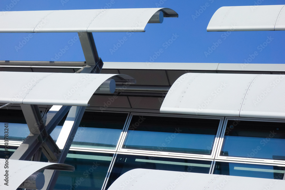 Metallene Dachfenster Verkleidung als Sonnenschutz Metallbauweise Stock  Photo | Adobe Stock
