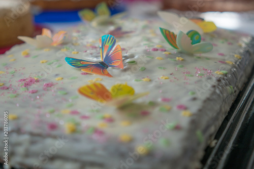 Wallpaper Mural Kuchen mit Schmetterlingen als Dekoration Torontodigital.ca