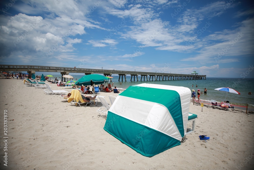 Ταπετσαρία Green and White Umbrellas Protecting Sunbathers Overlooking Deerfield Beach, Flo