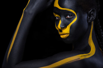 Fotobehang Zwart goud Vrolijk model met zwartgele make-up  © Mike Orlov