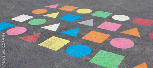Formes géométriques peintes dans une cour de récréation