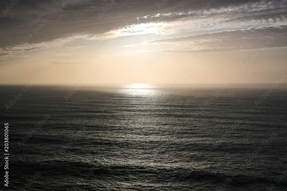 Obraz premium Beautiful sunset on the ocean.