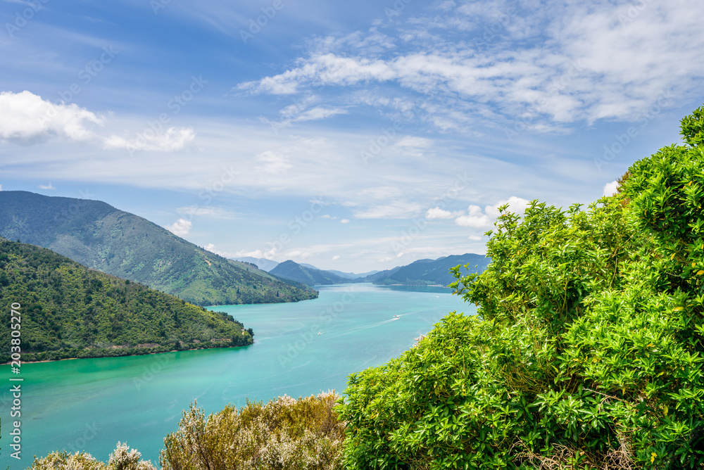 Queen Charlotte Sounds, Pelorus, Marlborough, New Zealand: Amazing lake view countryside charming landscape on south island with blue water bay and green grass mountain range between Picton and Nelson