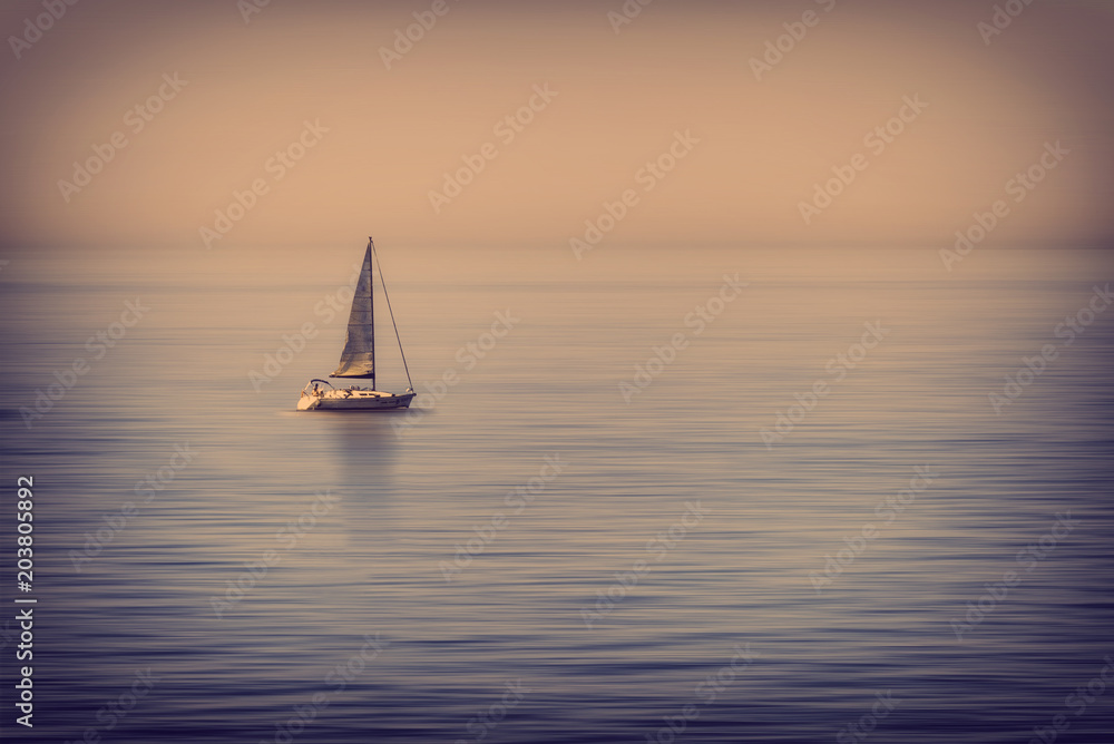 Astratto di Barca a vela solitaria in mezzo al mare Stock Photo | Adobe  Stock