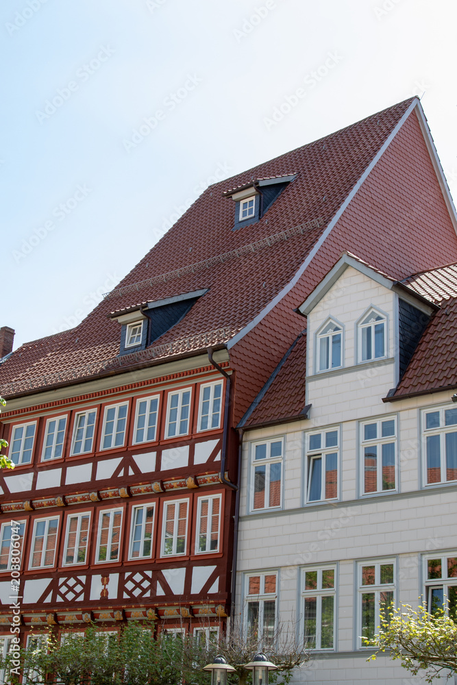 Fassade älterer Fachwerkäuser in einer kleinen Stadt in Niedersachsen Fassade älterer Fachwerkäuser in einer kleinen Stadt in Niedersachsen