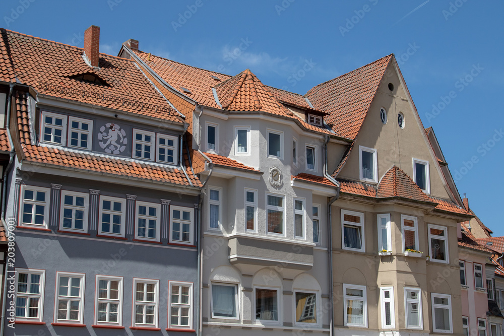 Fassade älterer Fachwerkäuser in einer kleinen Stadt in Niedersachsen