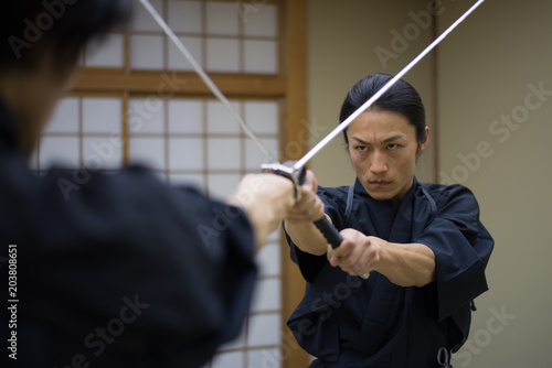 Szkolenie samurajów w tradycyjnym dojo w Tokio