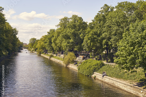 Landwehrkanal in Berlin Kreuzberg, Neukölln im Sommer 