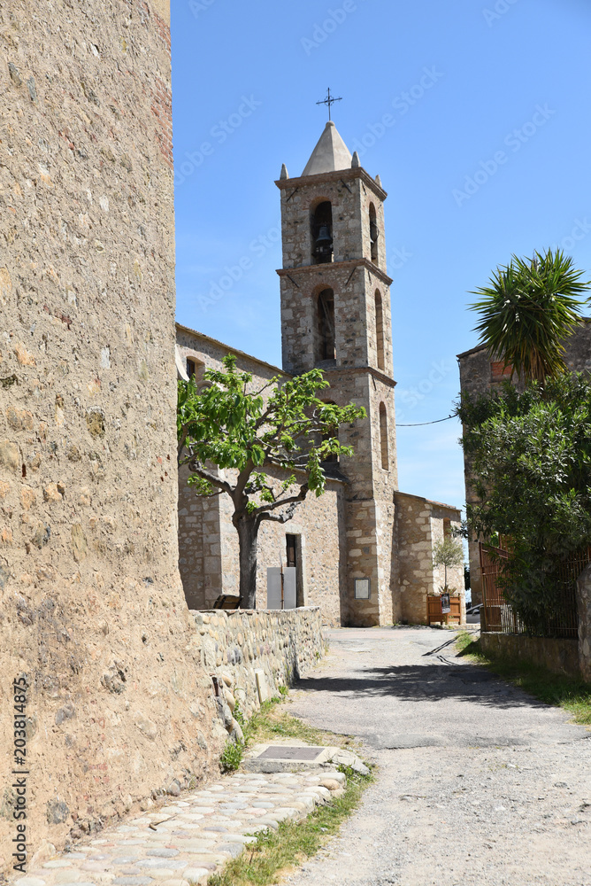 Clocher de l'église du village d'Aléria en Corse