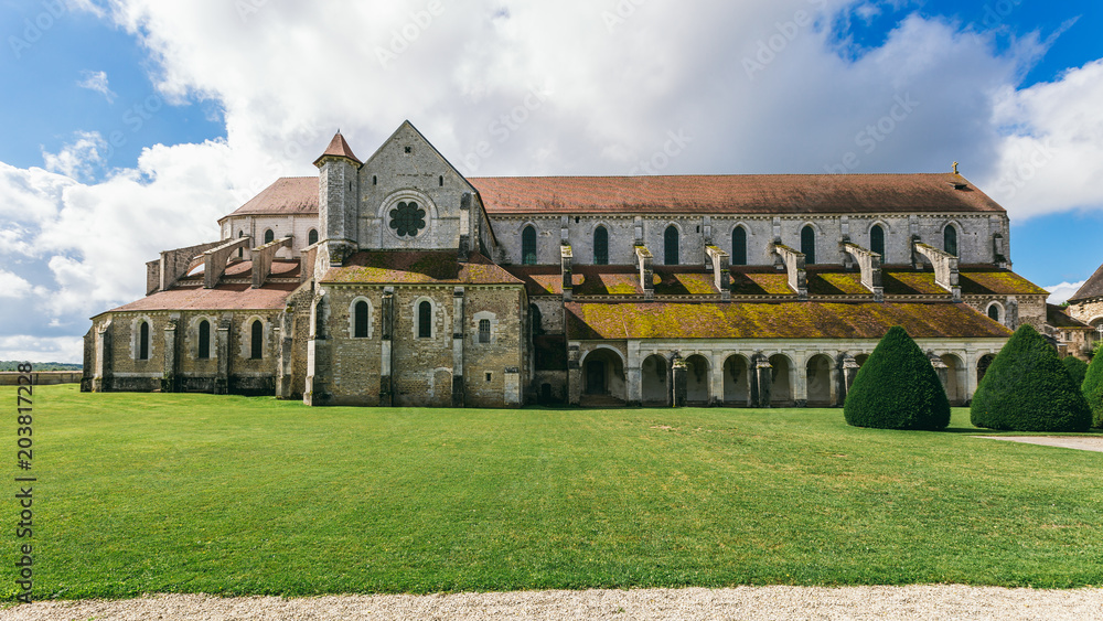 Architecture of the medieval French abbey