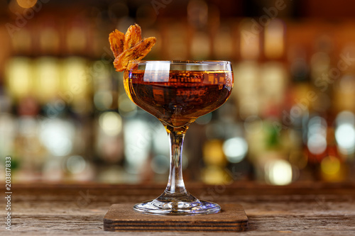 Φωτογραφία cocktail with whiskey and sherry
