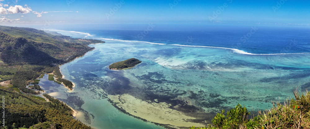 Blick vom Le Morne Brabant auf die Lagune an der Südküste von Mauritius, Afrika. Blick vom Le Morne Brabant auf die Lagune an der Südküste von Mauritius, Afrika.