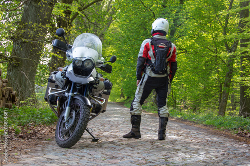 Reiseenduro Motorrad im Wald mit Fahrer - Blick zur  ck