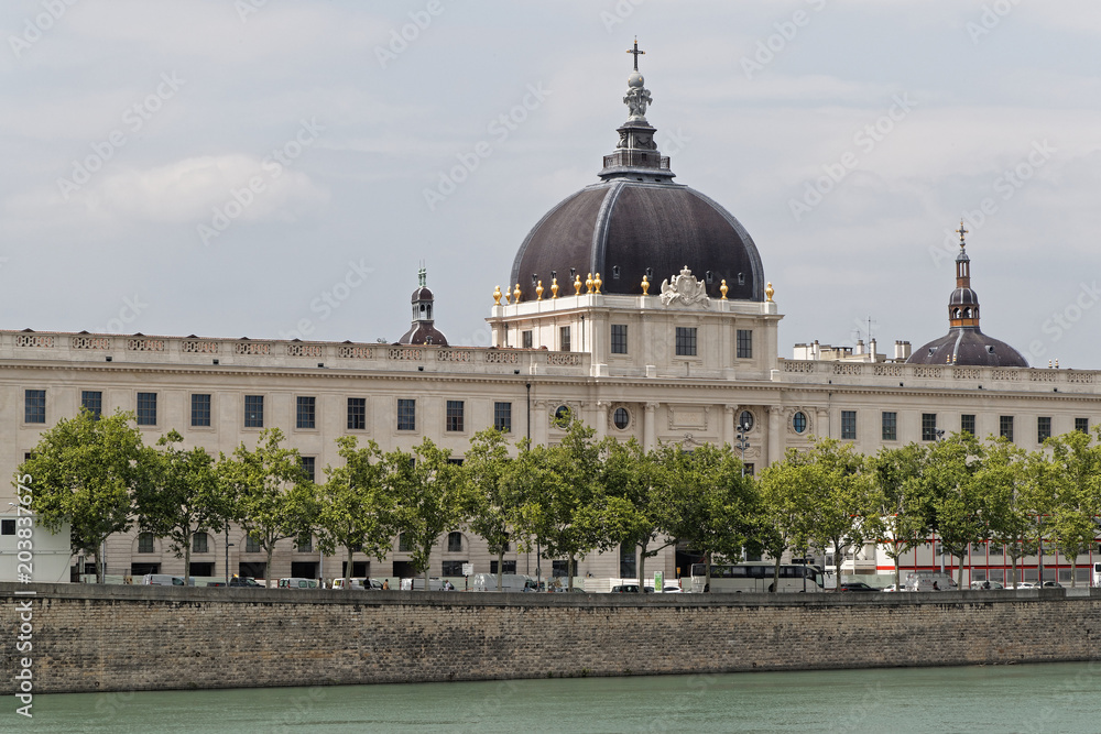 Le Grand Hôtel-Dieu sur les quais du Rhône