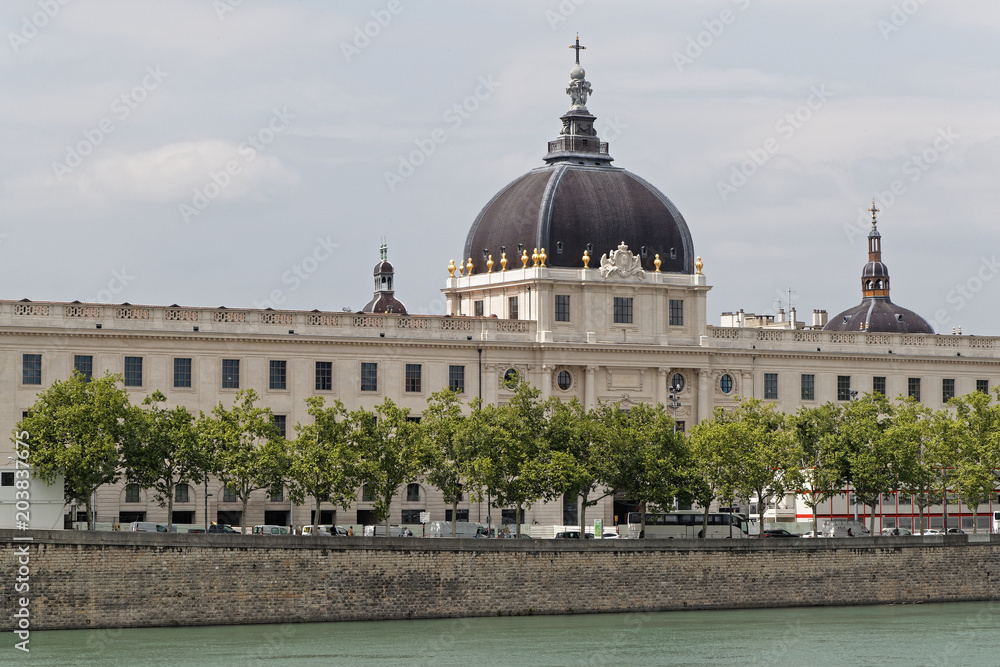 Obraz premium Le Grand Hôtel-Dieu sur les quais du Rhône