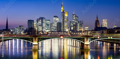 Die Bankenmetropole Frankfurt am Main am Abend von der Fl    erbr  cke aus gesehen mit Main Im Vordergrund