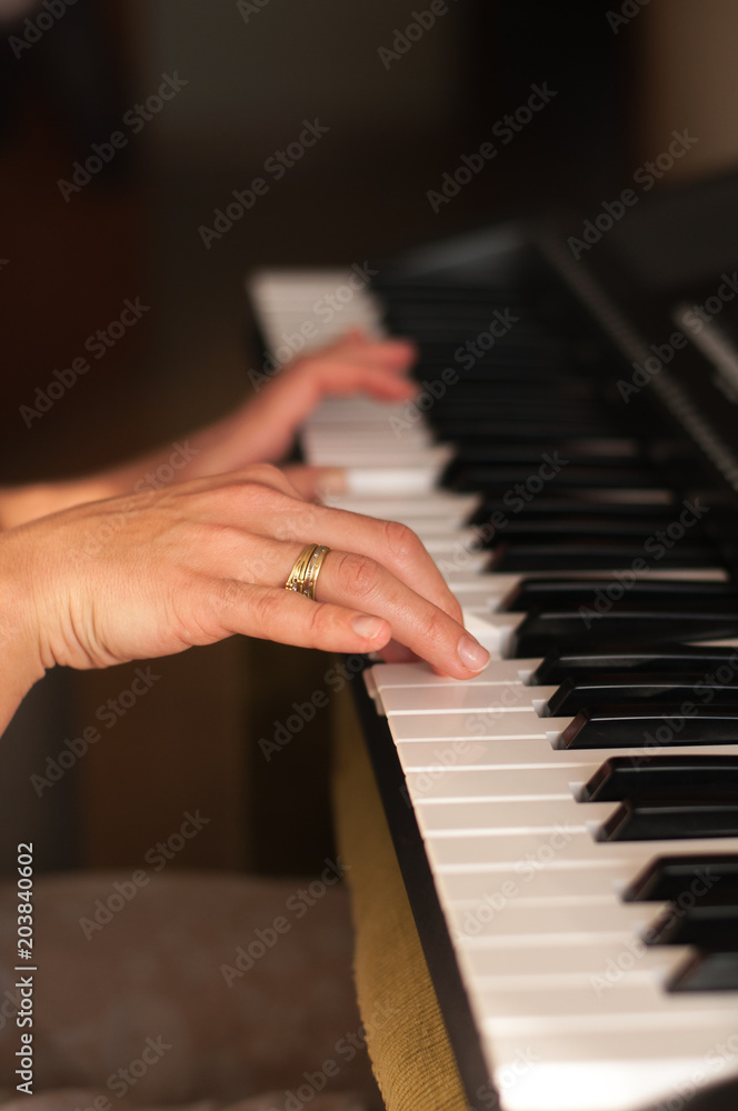 Obraz premium hands on piano