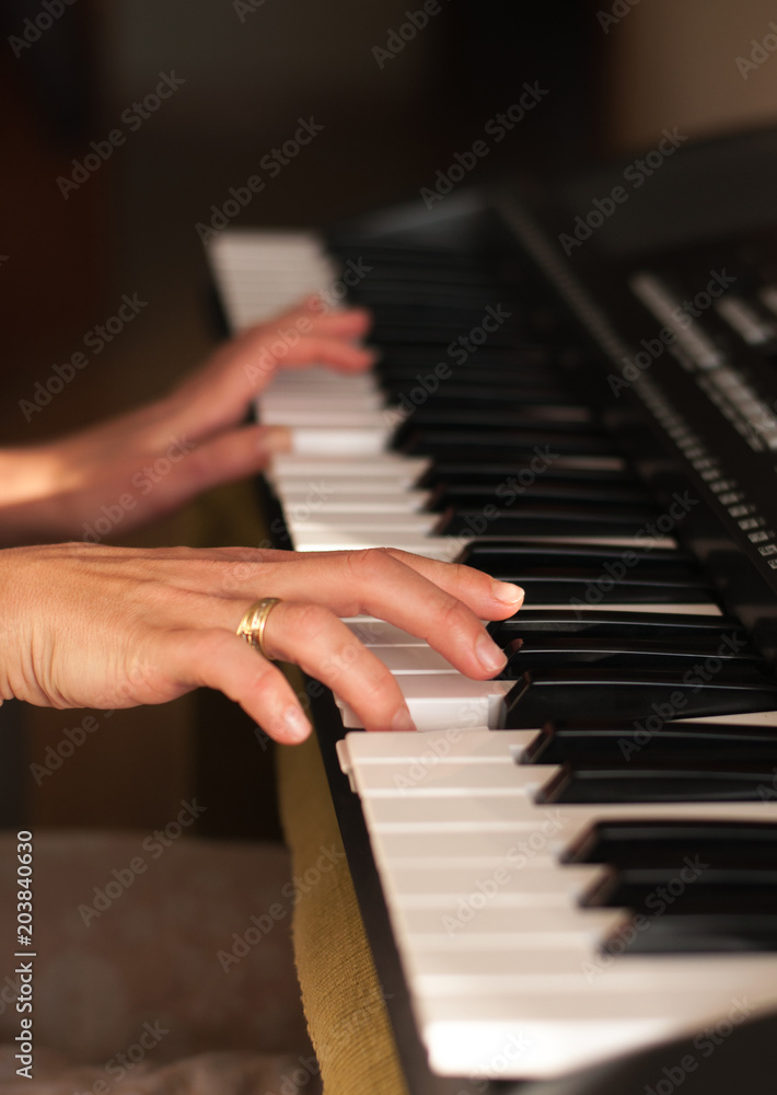 hands on piano