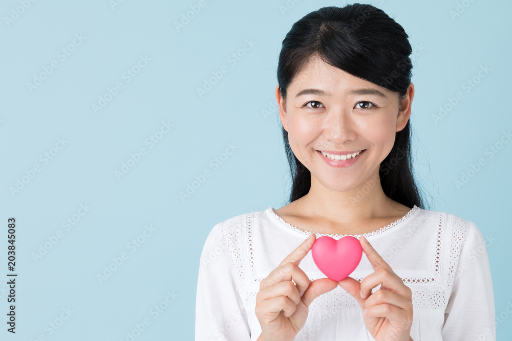 女性　ポートレート　ブルーバック