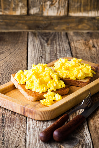 Scrambled eggs on two pieces of toast