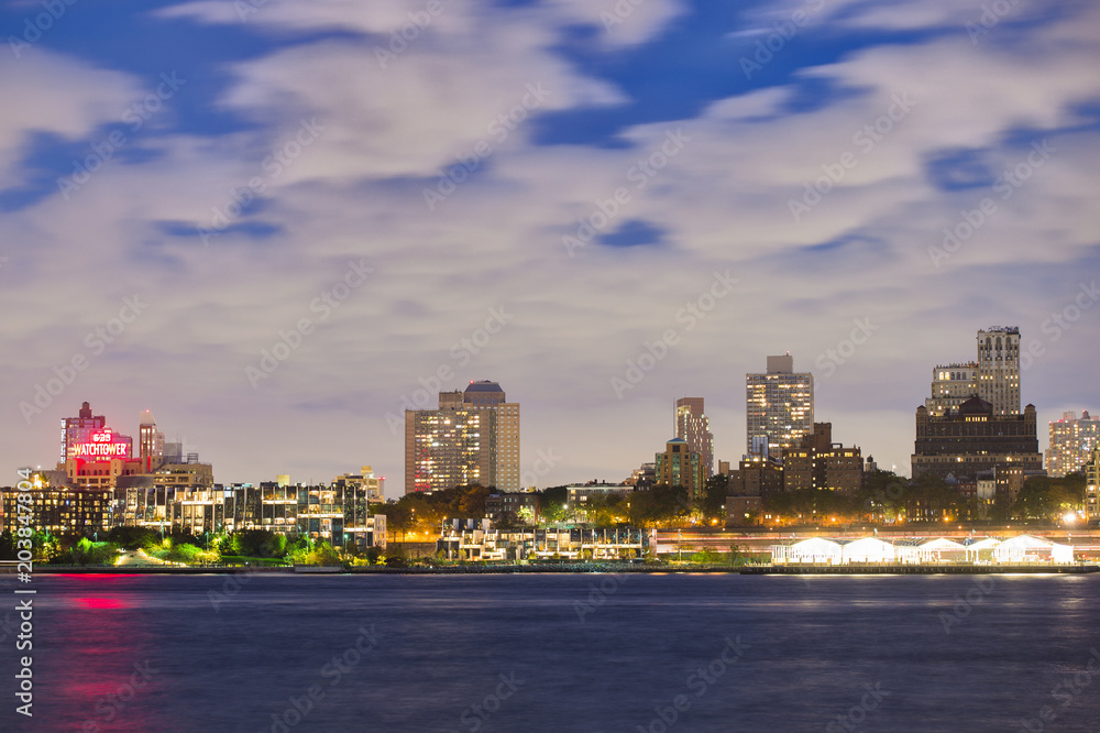 Obraz premium NEW YORK - USA - 29 października 2017 r. Widok na panoramę Manhattanu oświetlony o zmierzchu nad rzeką Hudson. Nowy Jork, USA.
