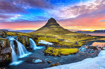 Wandcirkels Watervallen Kirkjufell berg bij dageraad  © tawatchai1990