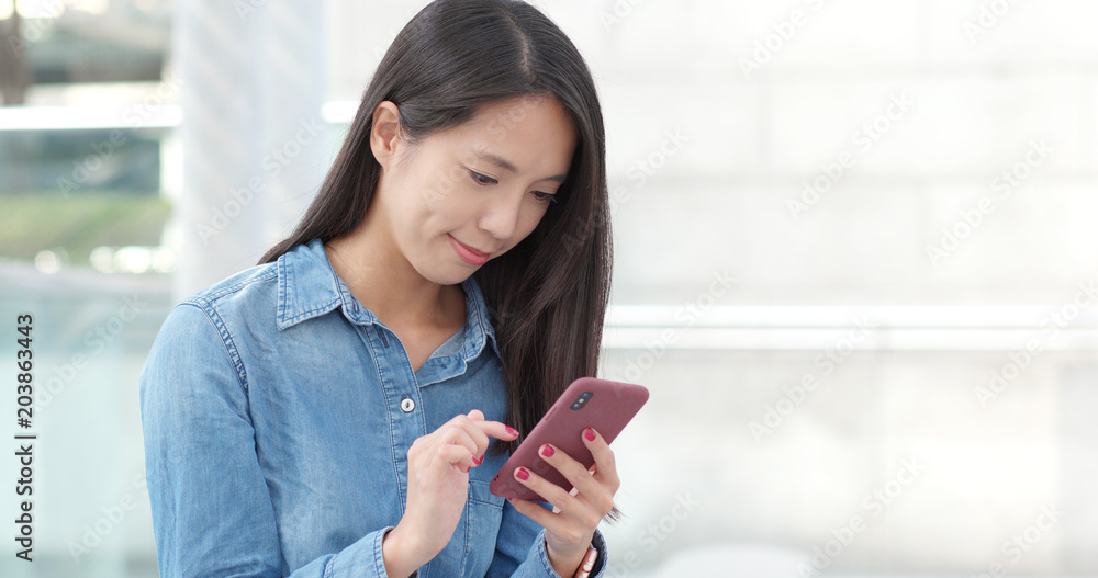 Woman use of mobile phone for online message