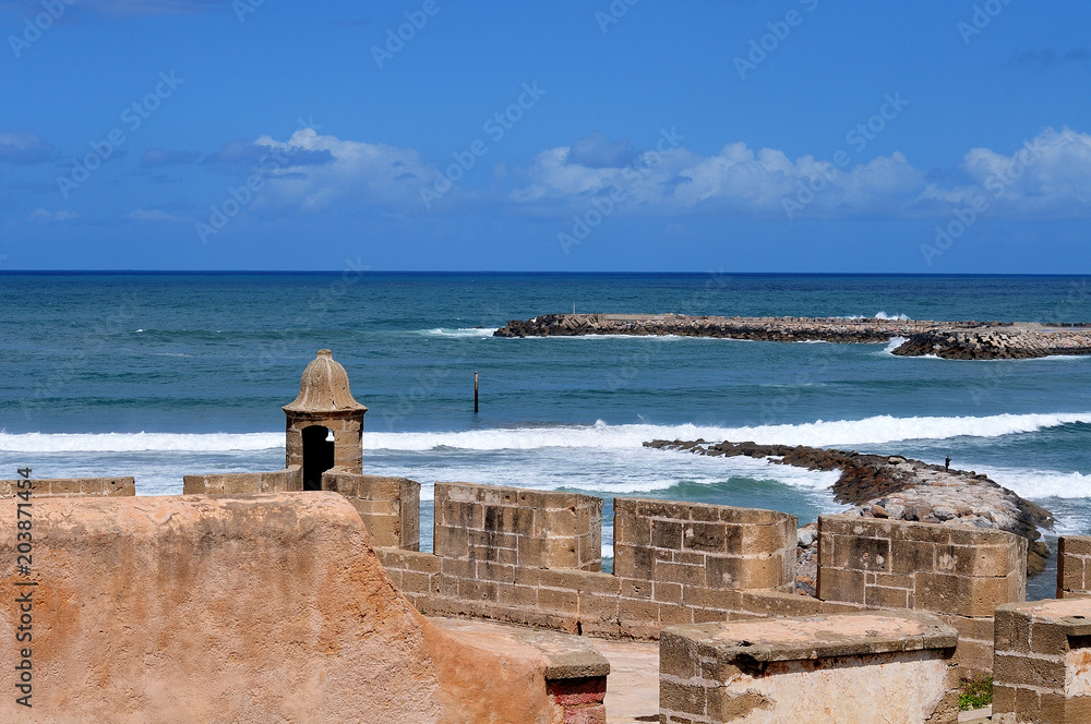Blick über die Mauern der Kasbah von Rabat auf den Atlantik
