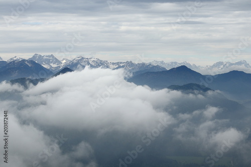 wolkenschwaden im Gebirge