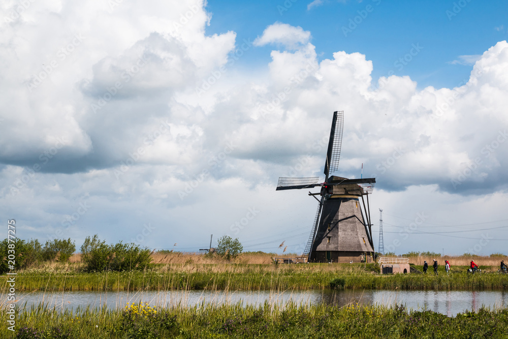 Naklejka premium Mills and water channel in a good day