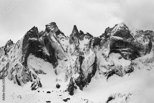 Fototapeta Szczegół grupy Sciero w Alpach Retyckich w Szwajcarii. Czarno-białe dzieła sztuki górskiej zimy