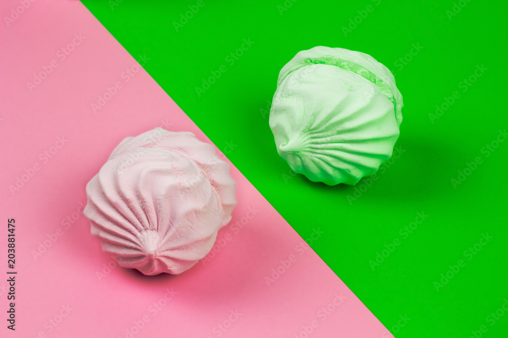 Obraz premium green and pink zephyr on pink and green background