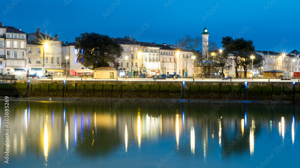 Réflections sur l'eau de nuit au port de la Rochelle
