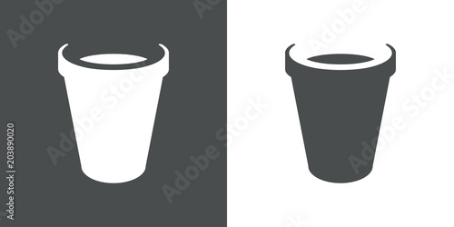Icono plano vaso de cafe espacio negativo en gris y blanco
