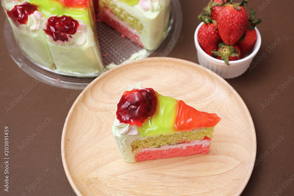 Piece of cake and strawberry kiwi jam topping Piece of cake and strawberry kiwi jam topping