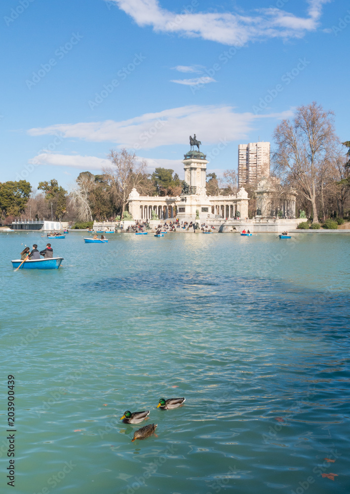 Obraz premium People enjoying a boat ride on the pond in El Retiro Park in Madrid, Spain.