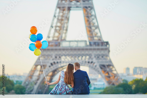 Couple with colorful balloons near the Eiffel tower © Ekaterina Pokrovsky
