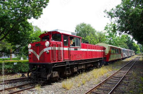 阿里山鉄道を走る普通列車