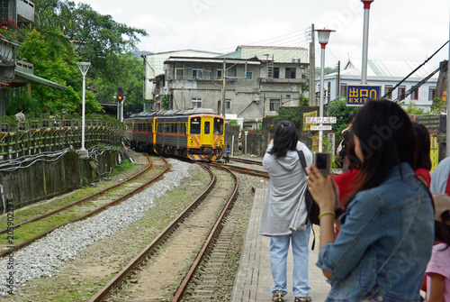 十分へ到着する平渓線の普通列車 photo