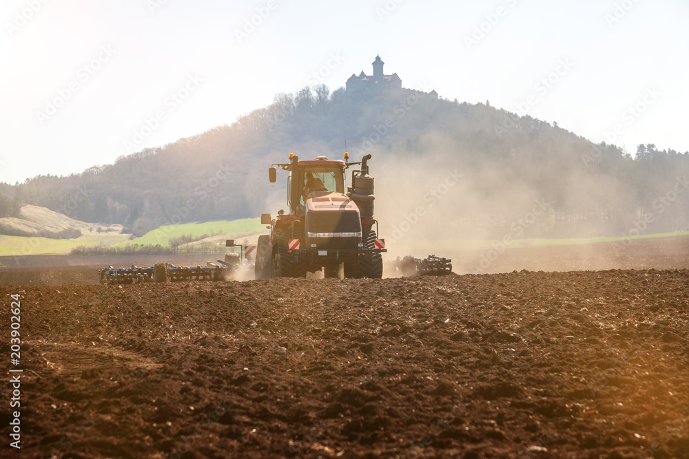 Fototapeta premium Traktor mit Pflug, Kettenschlepper in der Modernen Landwirtschaft