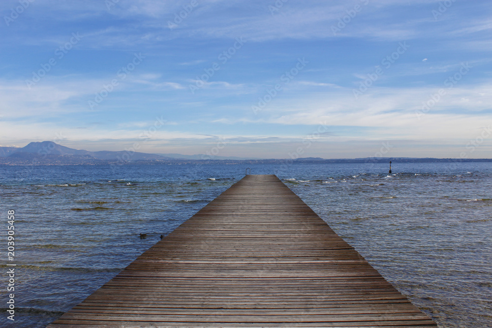 Obraz premium molo na jeziorze