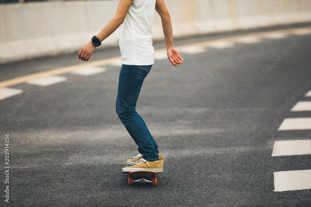 Skateboarder sakteboarding on highway