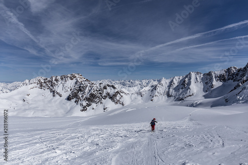 Sportler beim Skitourren gehen im Winter in den Ötztaler Alpen