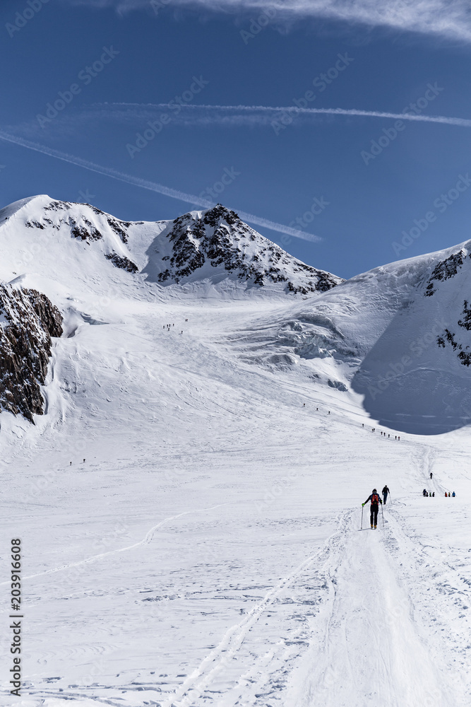 Skitour auf die Wildspitze mit Skitourengeher und Gipfel