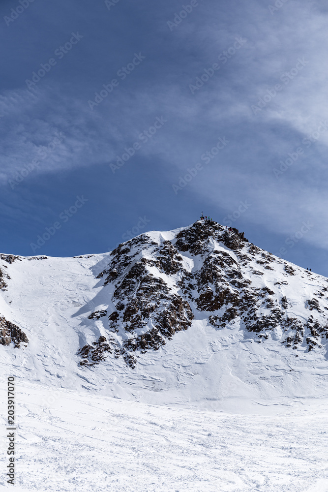 Gipfel in Sicht mit Felsen unter blauem Himmel