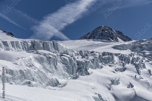 Gletschereis unter blauem Himmel im Winter