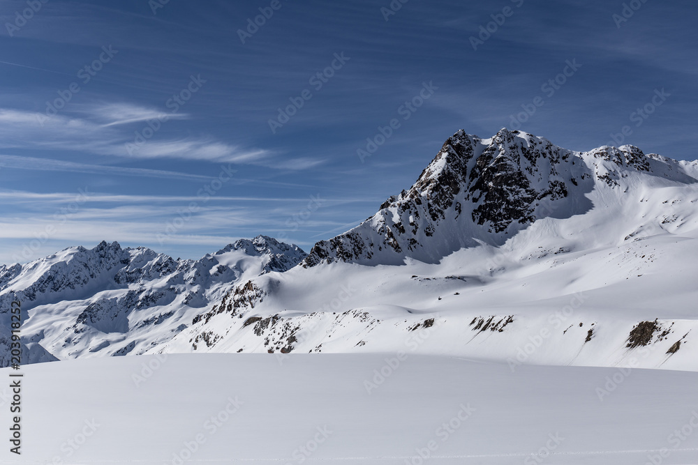 Hochgebirge im Winter mit viel Schnee